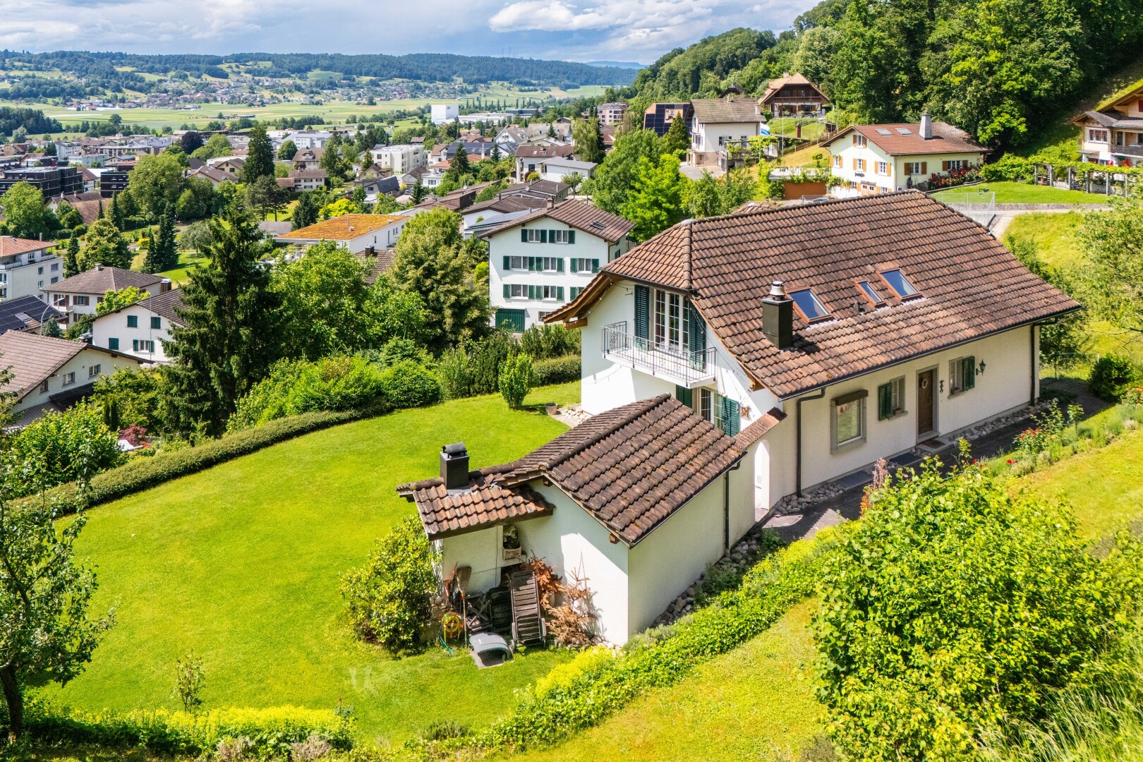 außenansicht mit ziegeldach, stuckverkleidung, property visible, day time, und wohngebietblick