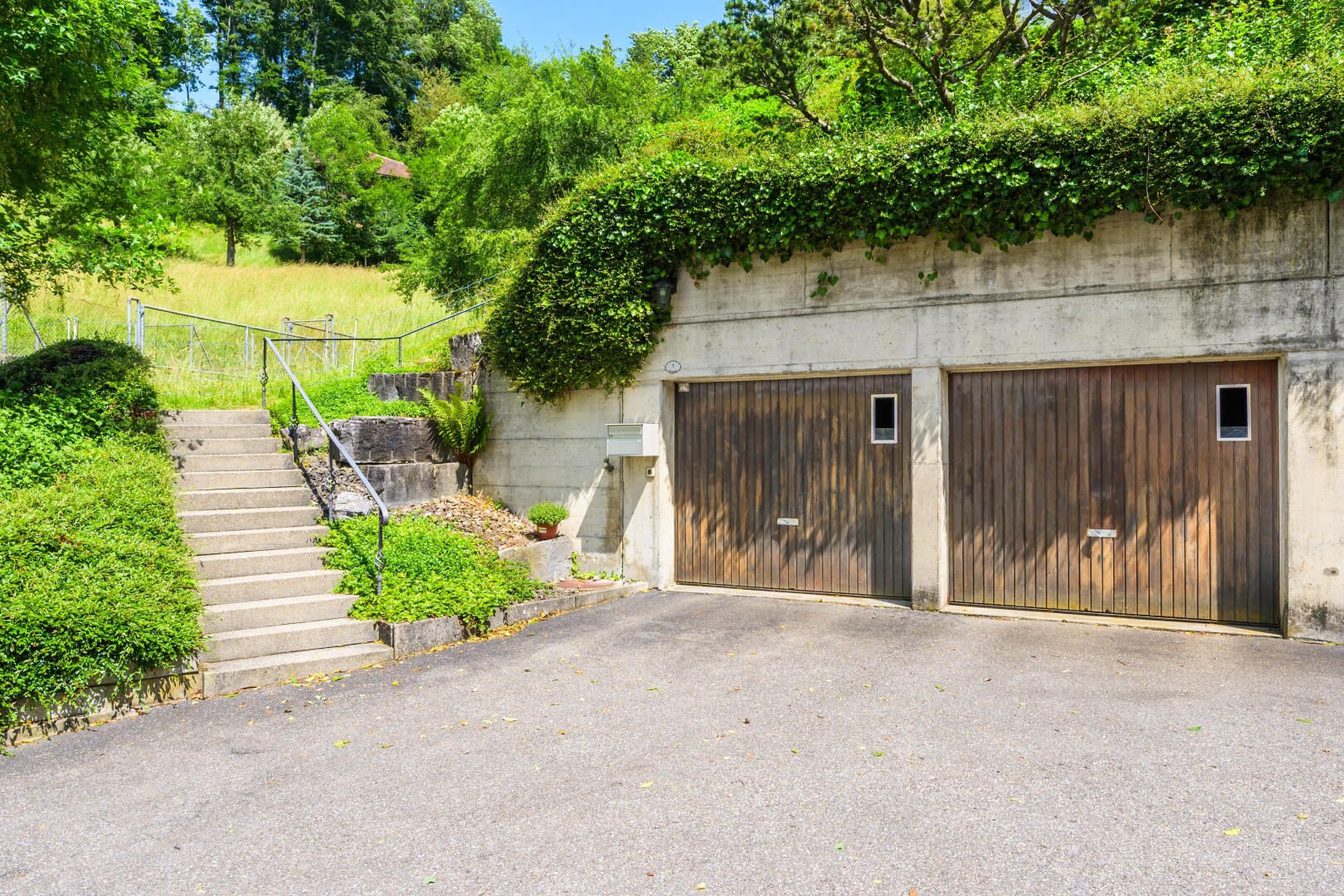 außenansicht mit treppen, garage, außenansicht, day time, und property visible