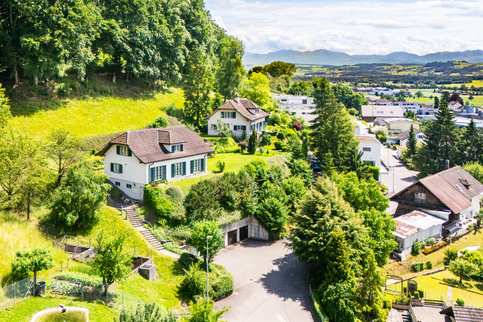außenansicht mit mountain view, blick auf die berge, day time, und auffahrt