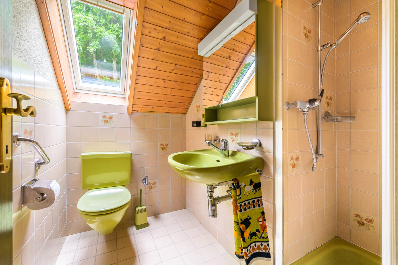 bad mit komplettes badezimmer, inside property, natural light, natürliches licht, und toilette