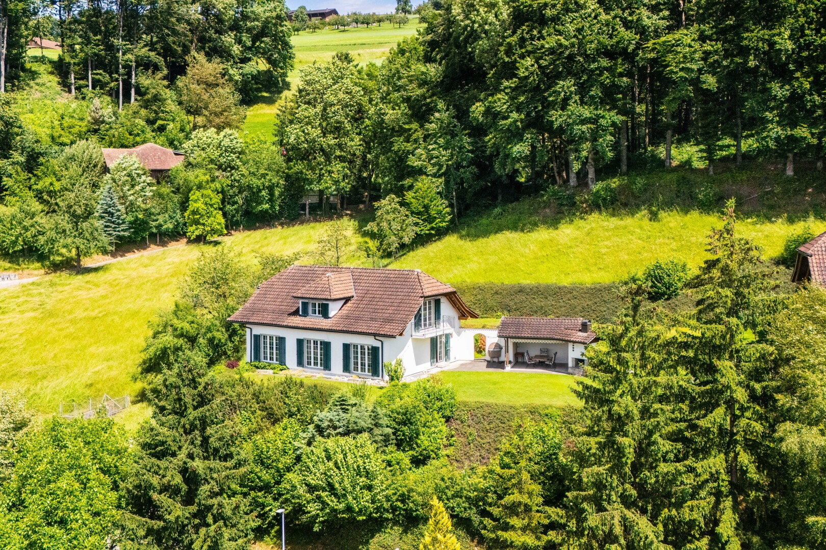 außenansicht mit dachgaube, property visible, und rasen