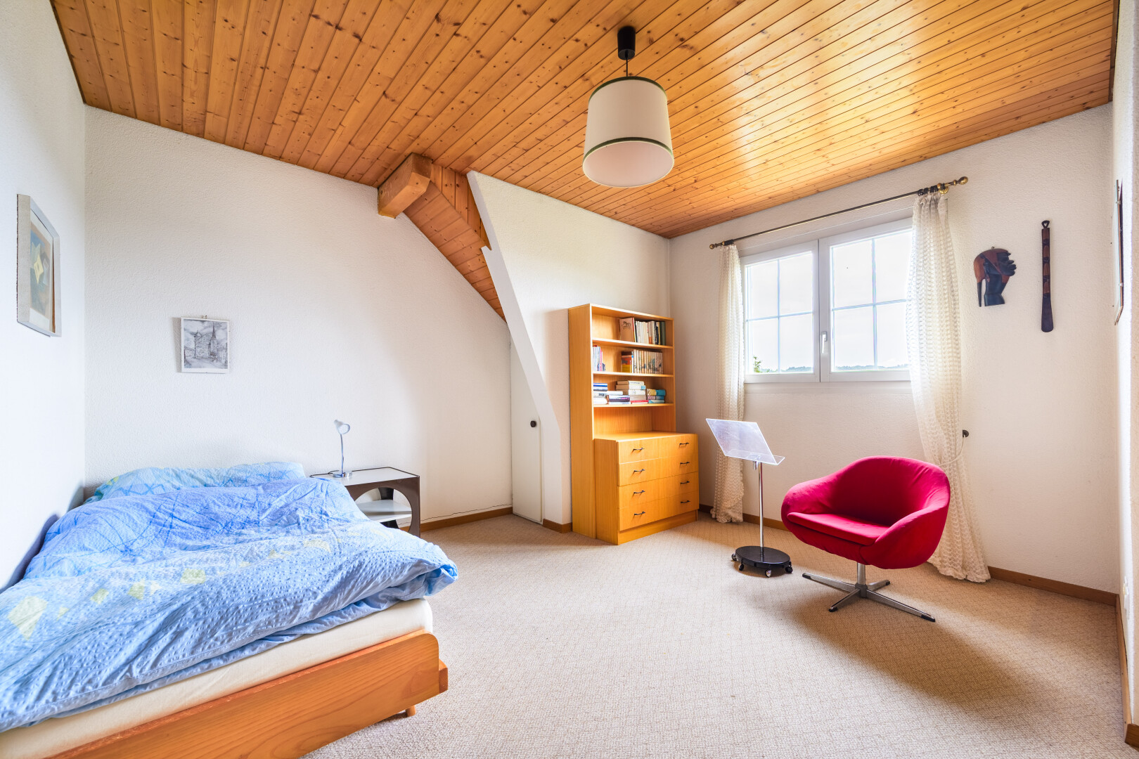 zimmer / schlafzimmer mit wood ceiling, holzdecke, natural light, natürliches licht, und drywall