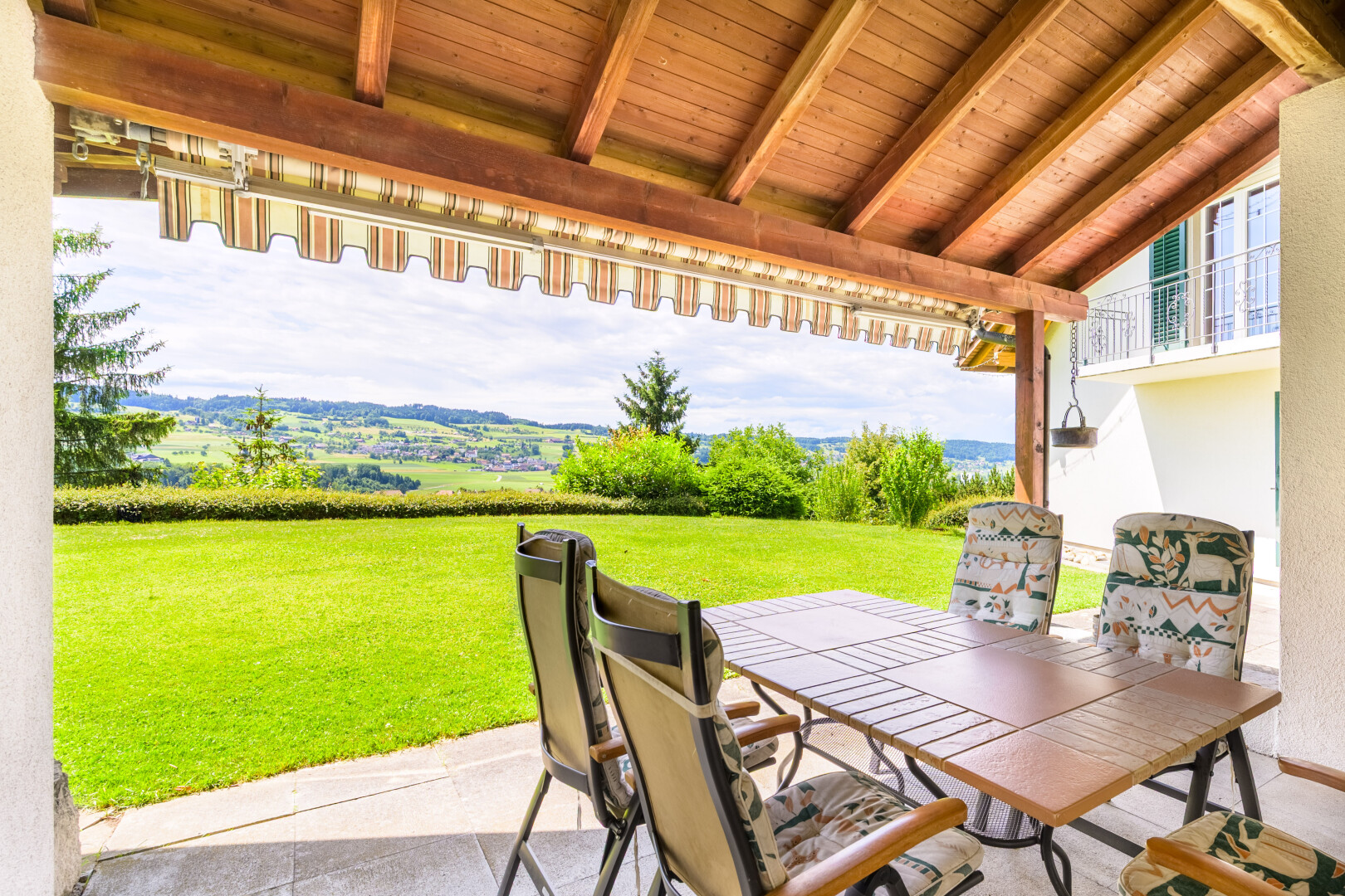terrasse mit terrasse, rasen, from property, und essbereich im freien