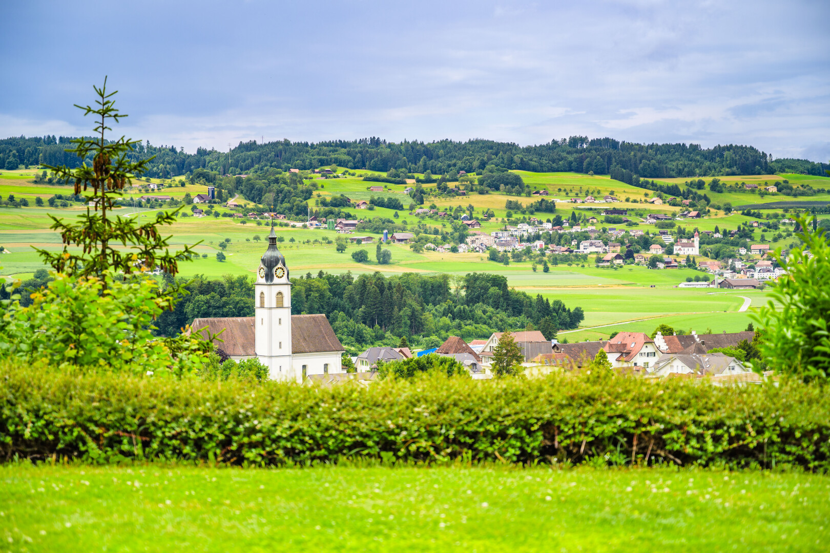 blick auf die berge mit day time, golfplatzblick, und golf course view