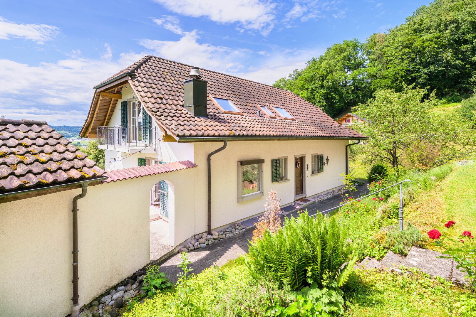 außenansicht mit balkon, stuckverkleidung, property visible, day time, und schornstein