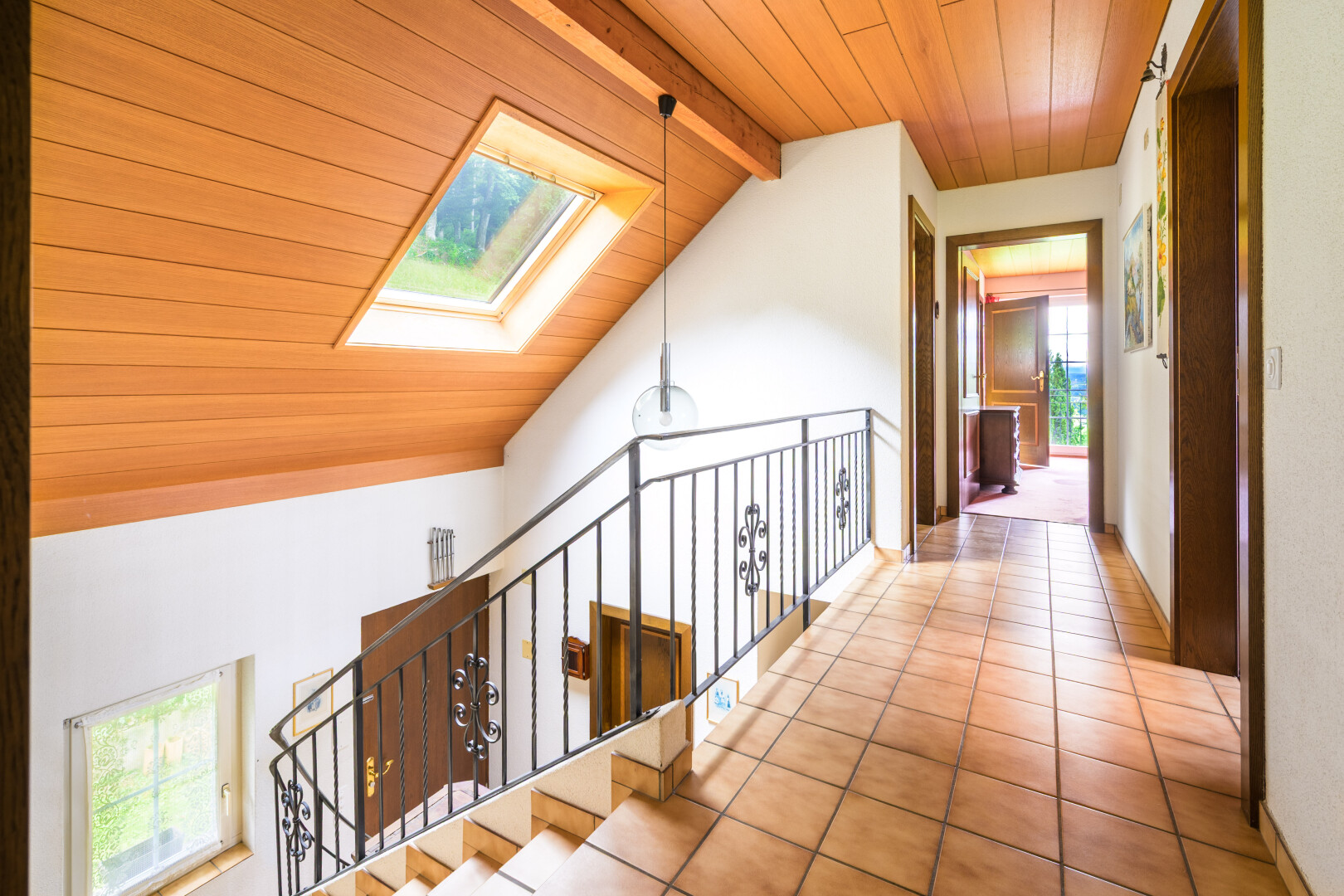 halle / korridor mit dachfenster, wood ceiling, holzdecke, vaulted ceiling, und dachschräge