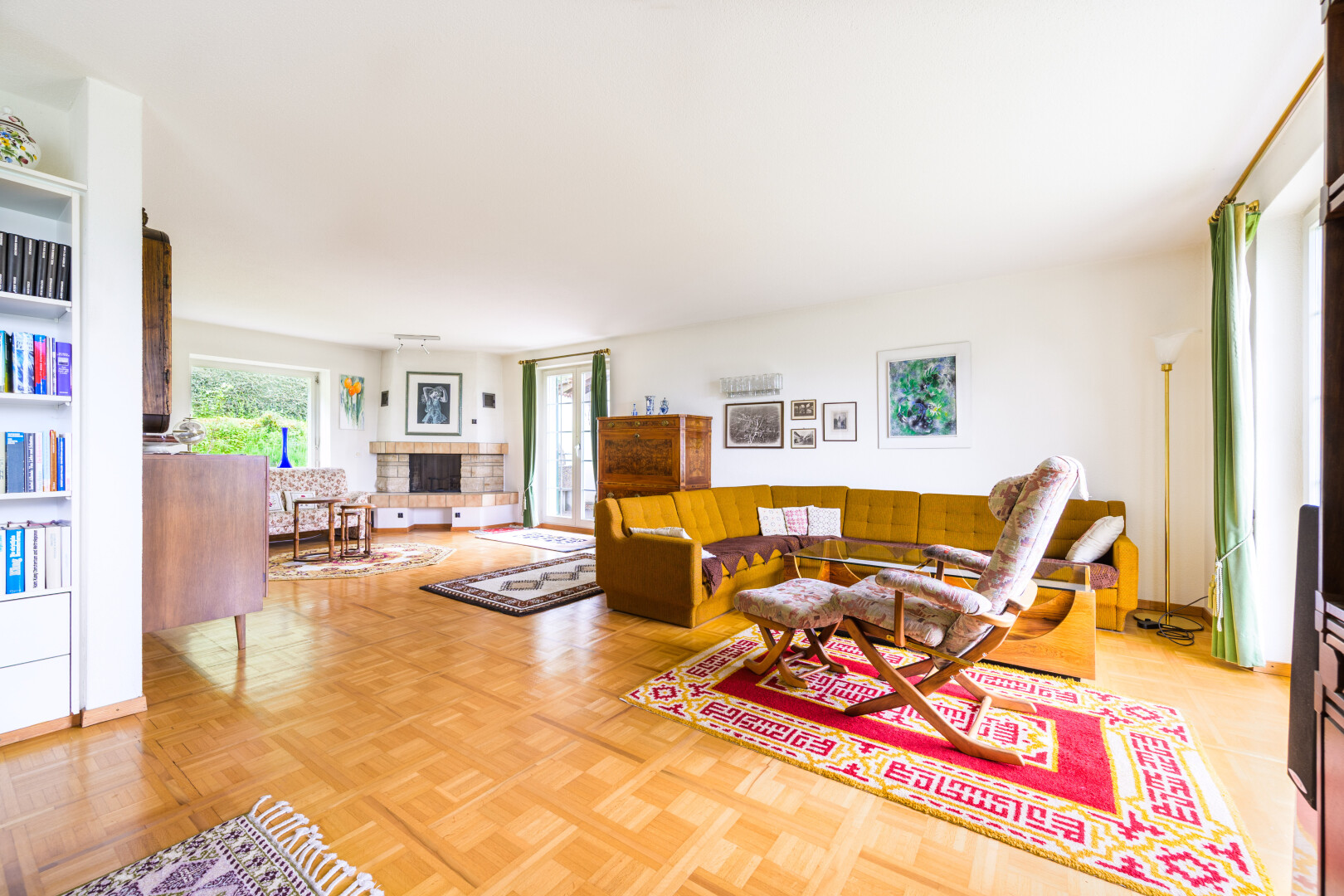 wohnzimmer mit inside property, natural light, natürliches licht, parquet floor, und drywall
