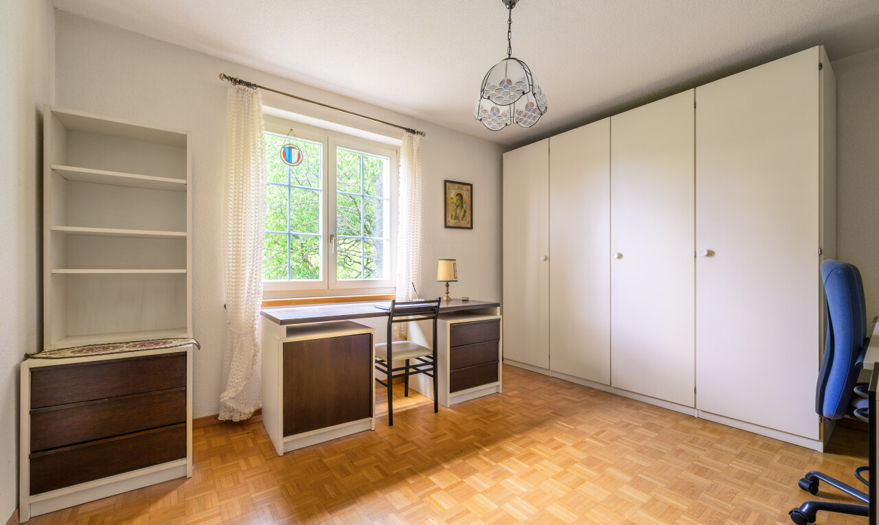 zimmer / schlafzimmer mit parquet floor, inside property, natürliches licht, natural light, und bürobereich