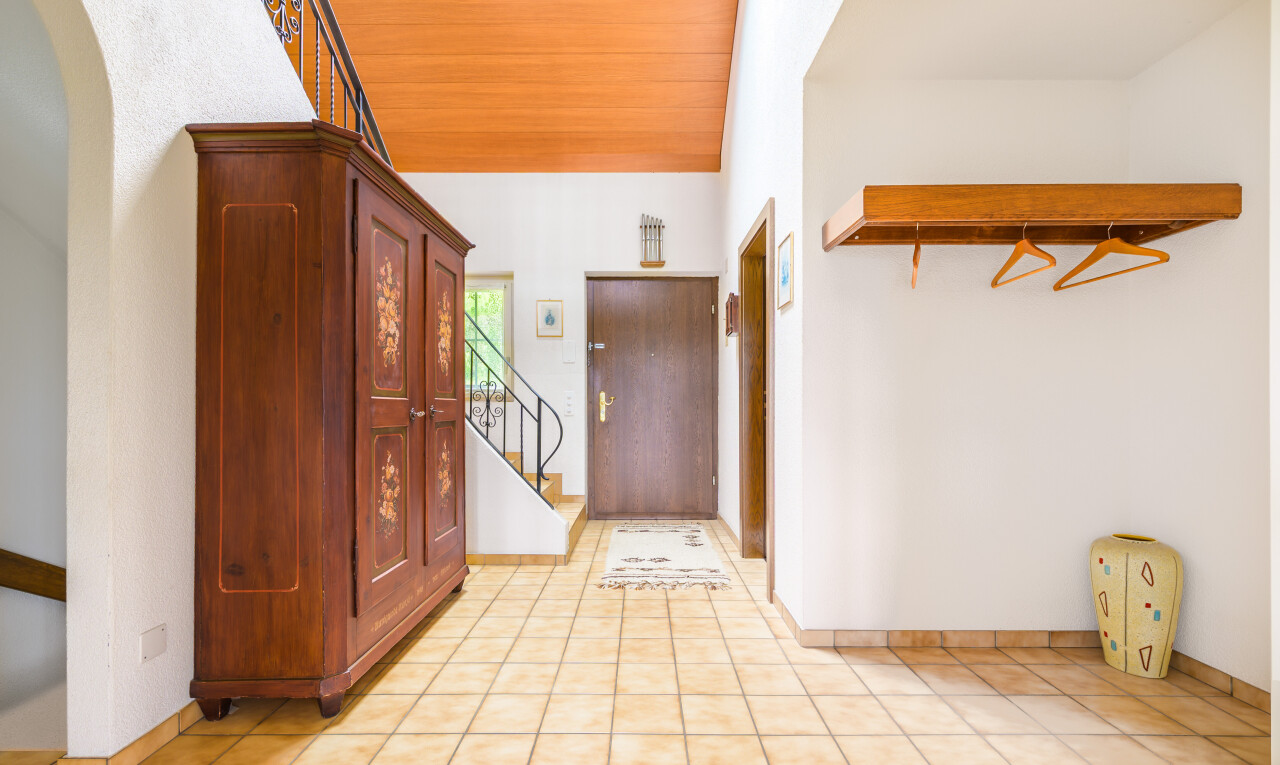 halle / korridor mit treppen, gewölbte gehwege, inside property, fliesenboden, und tile floor