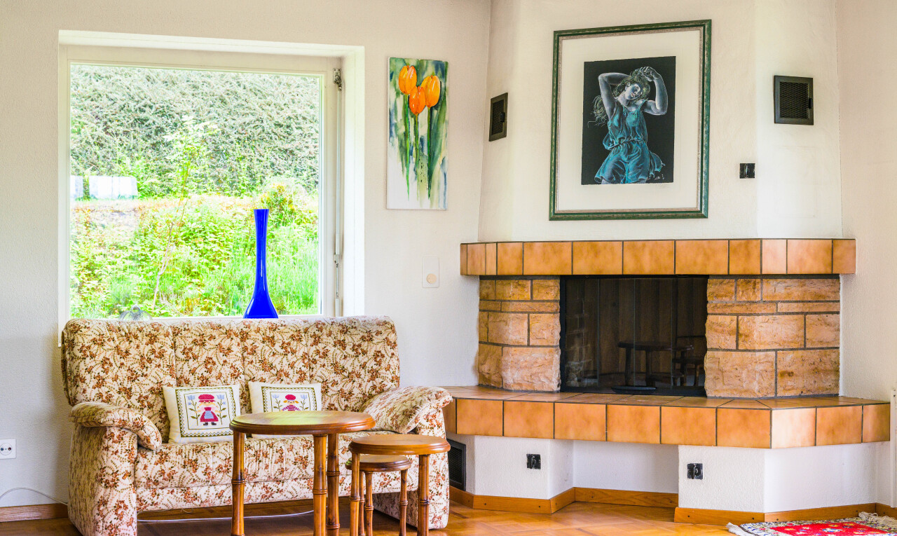 wohnzimmer mit drywall, gipskartonwand, natural light, natürliches licht, und wood finish floor