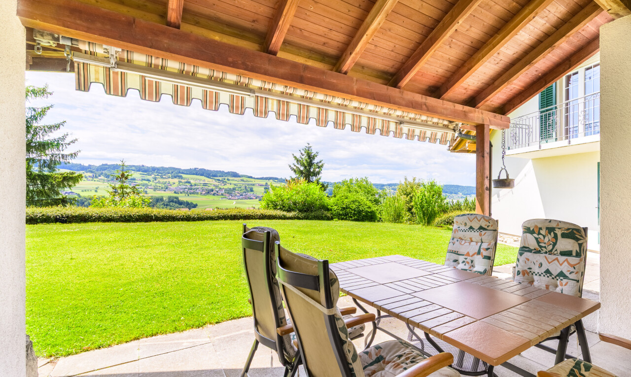 terrasse mit terrasse, rasen, from property, und essbereich im freien