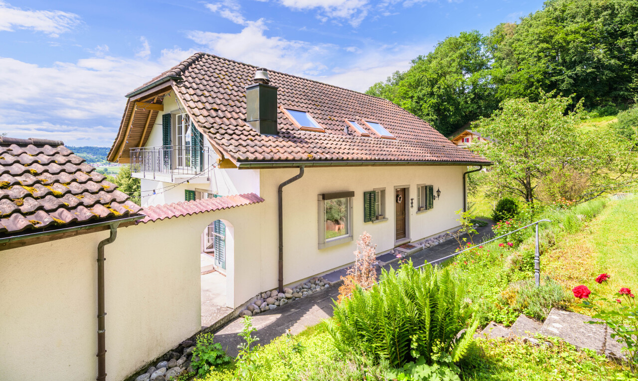 außenansicht mit balkon, stuckverkleidung, property visible, day time, und schornstein
