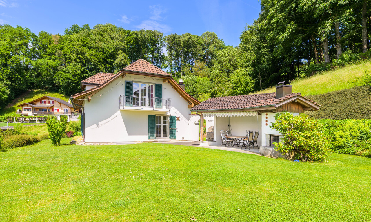 außenansicht mit rasen, terrasse, balkon, property visible, und day time