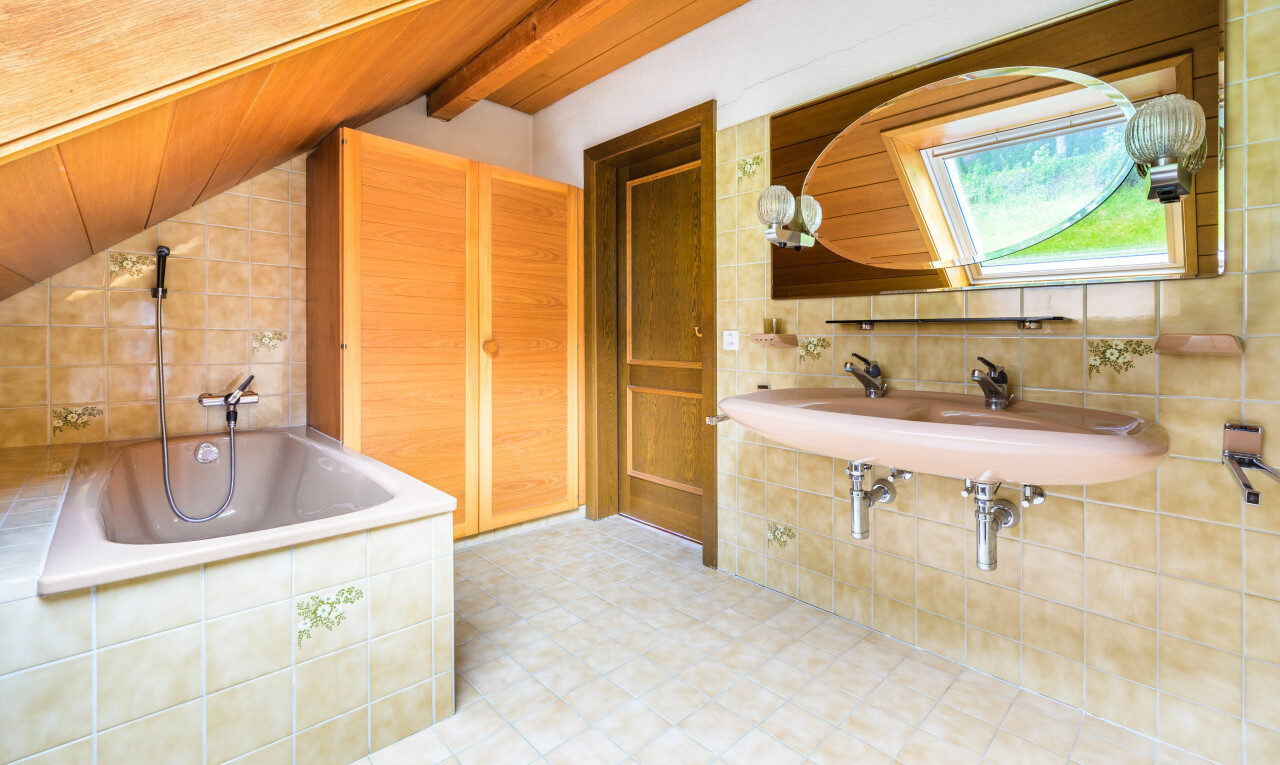 bad mit dachschräge, vaulted ceiling, bad, inside property, und tile tub