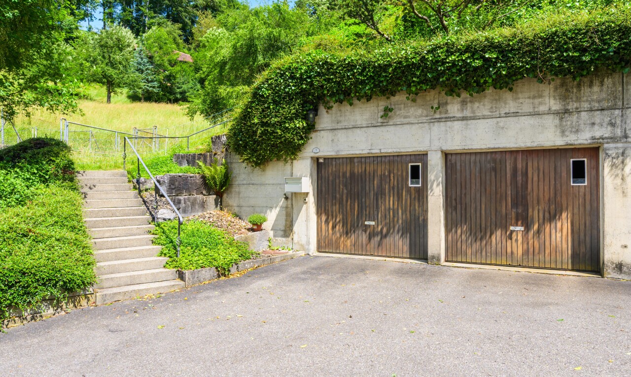 außenansicht mit treppen, garage, außenansicht, day time, und property visible