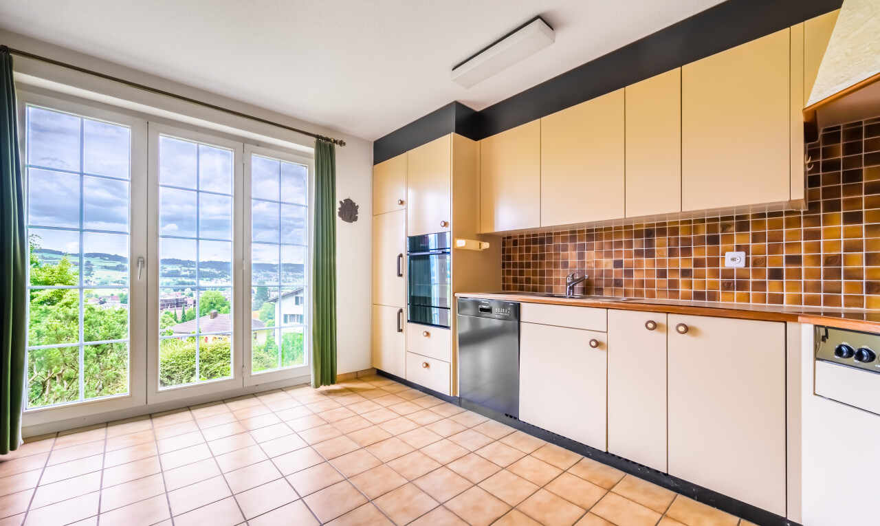 küche mit geschirrspülmaschine, ofen, inside property, küchenrückwand beim herd, und küchenrückwand beim Herd