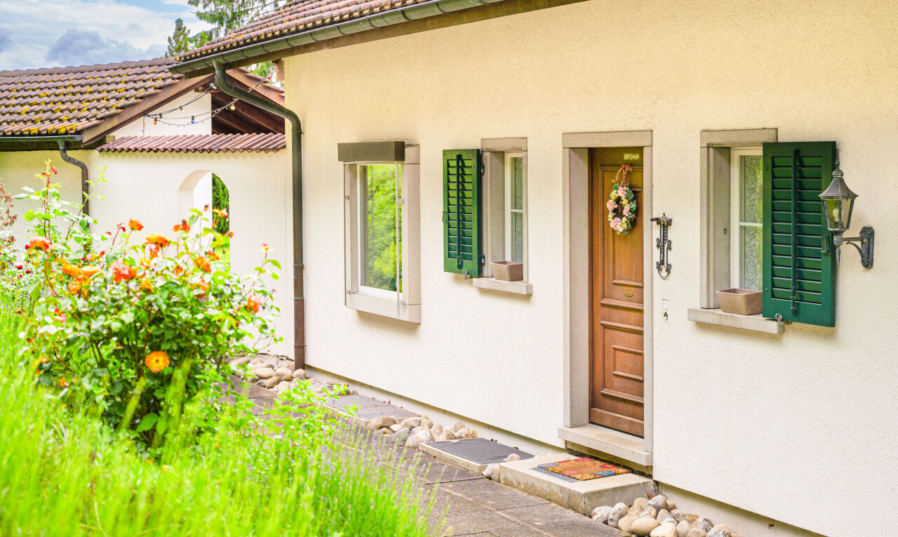 außenansicht mit stuckverkleidung, property visible, day time, und ziegeldach