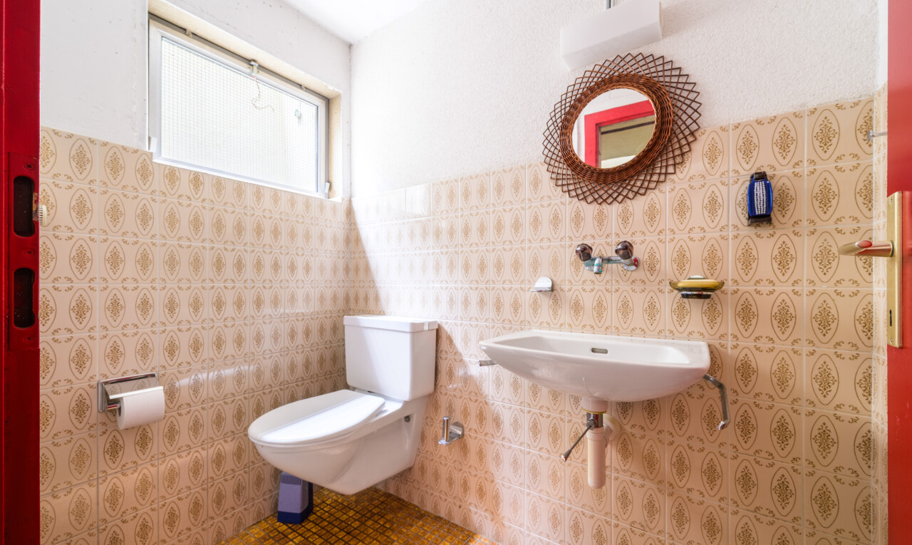 bad mit inside property, fliesenwand, tile wall, natürliches licht, und natural light