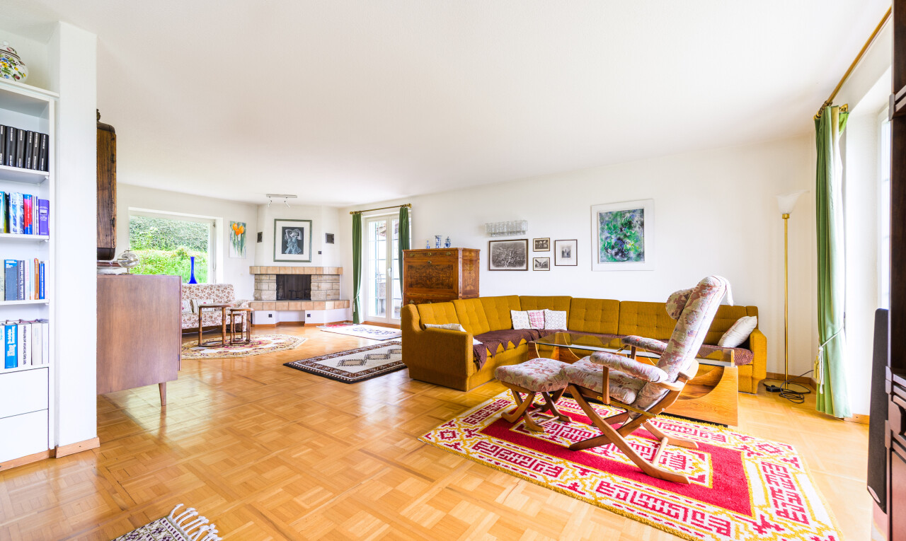 wohnzimmer mit inside property, natural light, natürliches licht, parquet floor, und drywall