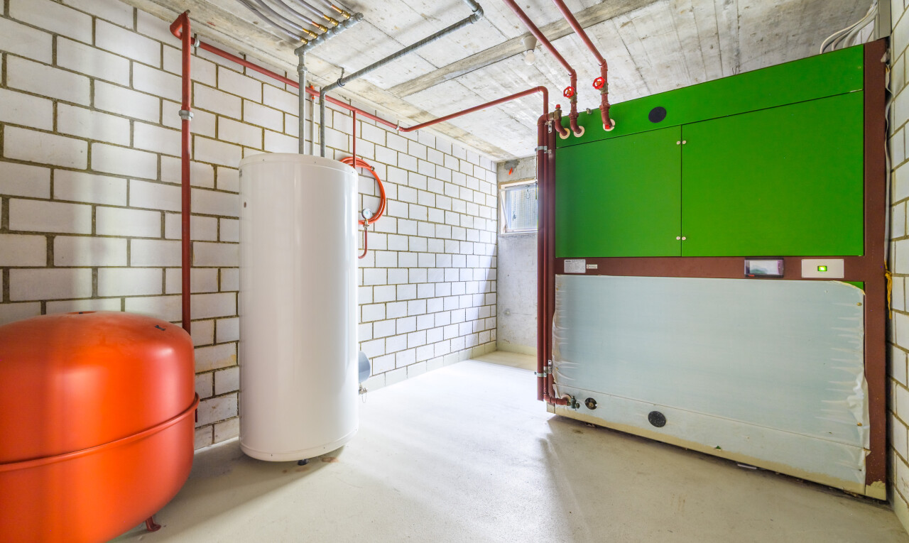 einzelheiten mit betonboden, concrete floor, floor, interior, und wall / siding