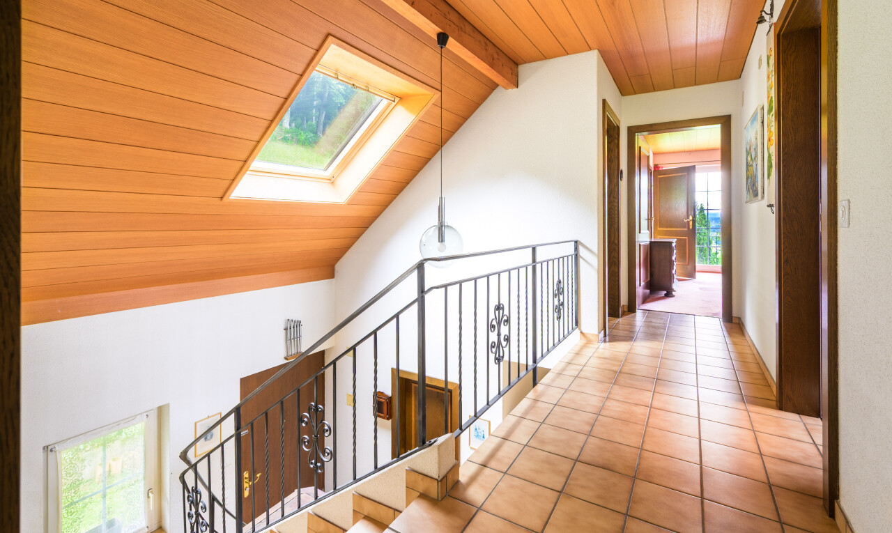 halle / korridor mit dachfenster, wood ceiling, holzdecke, vaulted ceiling, und dachschräge