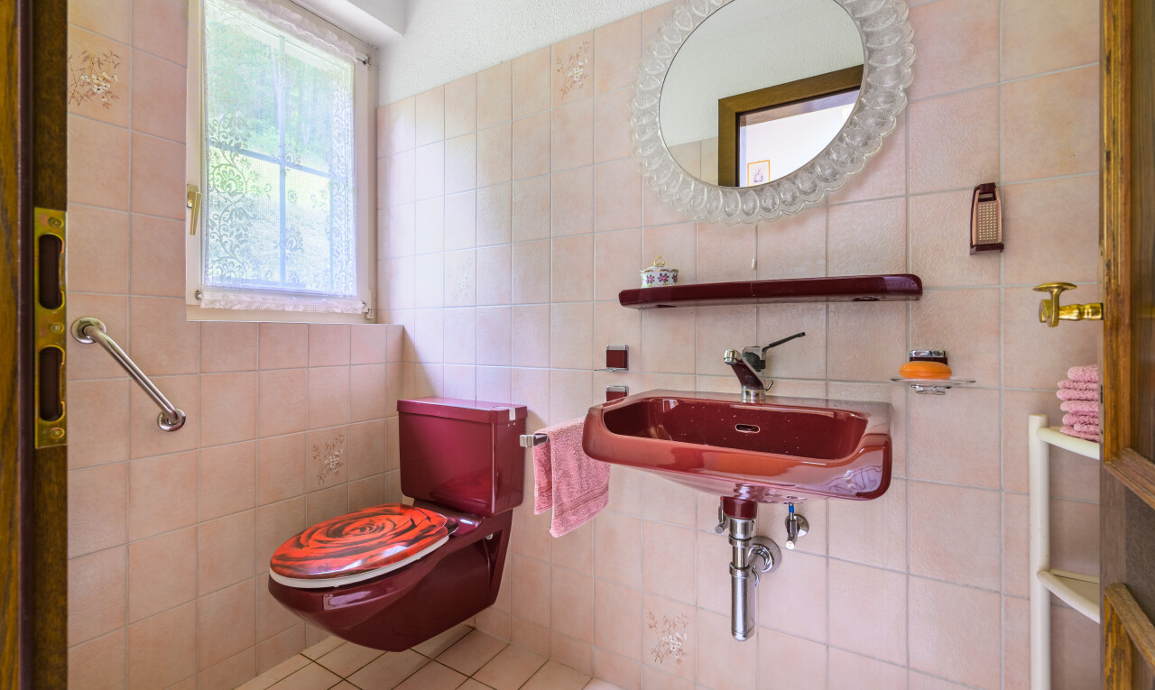 bad mit fliesenwand, tile wall, spiegel, inside property, und natürliches licht