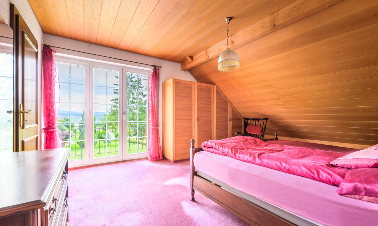 zimmer / schlafzimmer mit holzdecke, wood ceiling, natürliches licht, natural light, und dachschräge
