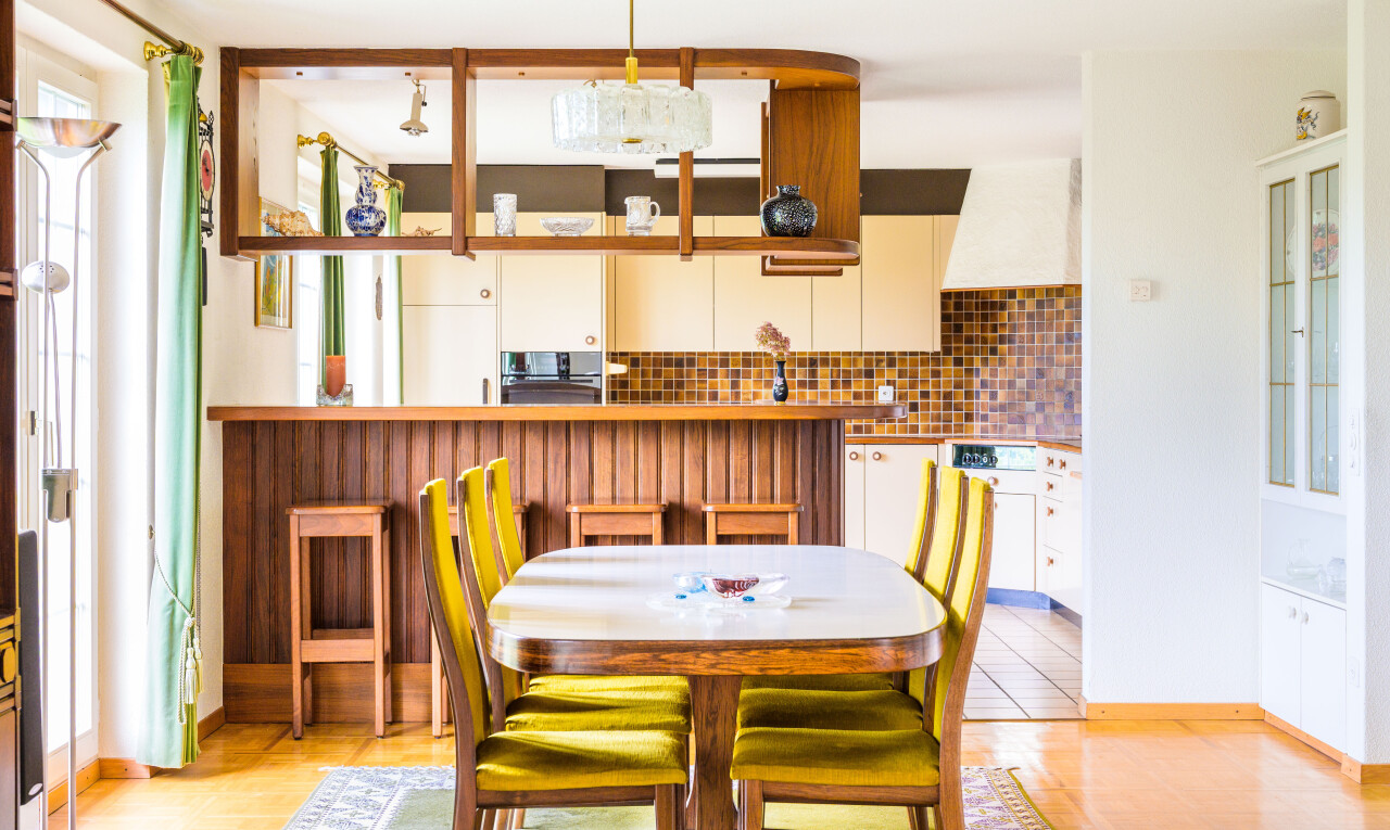 esszimmer mit inside property, küchenrückwand beim Herd, gipskartonwand, drywall, und holzfußboden