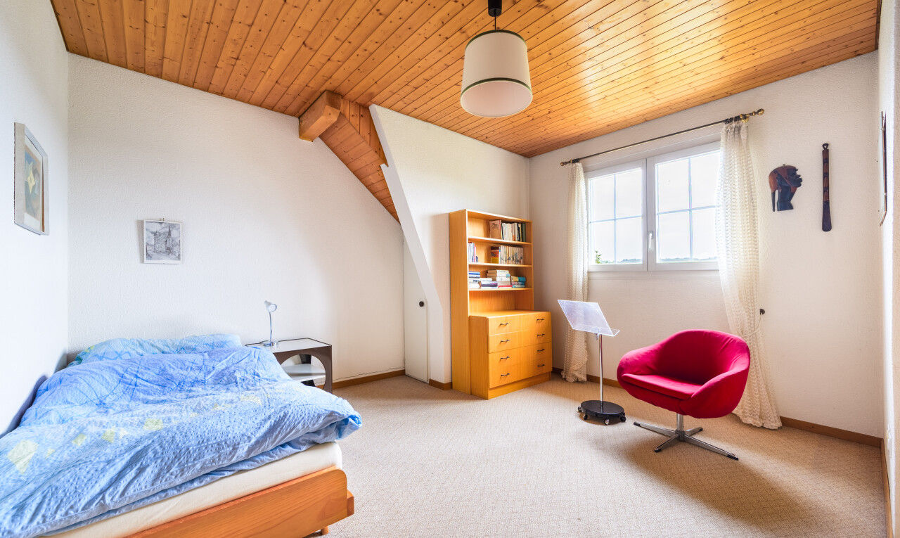 zimmer / schlafzimmer mit wood ceiling, holzdecke, natural light, natürliches licht, und drywall