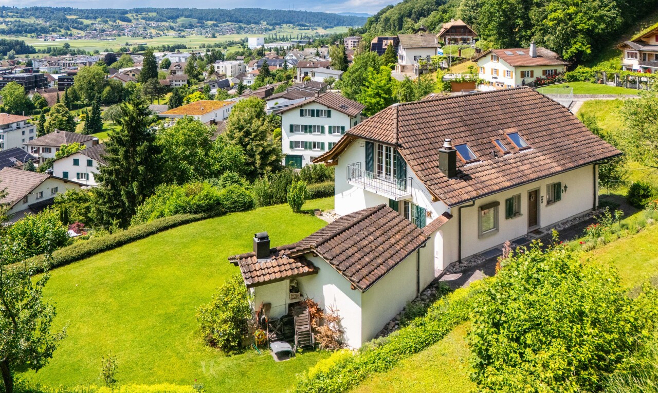 außenansicht mit ziegeldach, stuckverkleidung, property visible, day time, und wohngebietblick