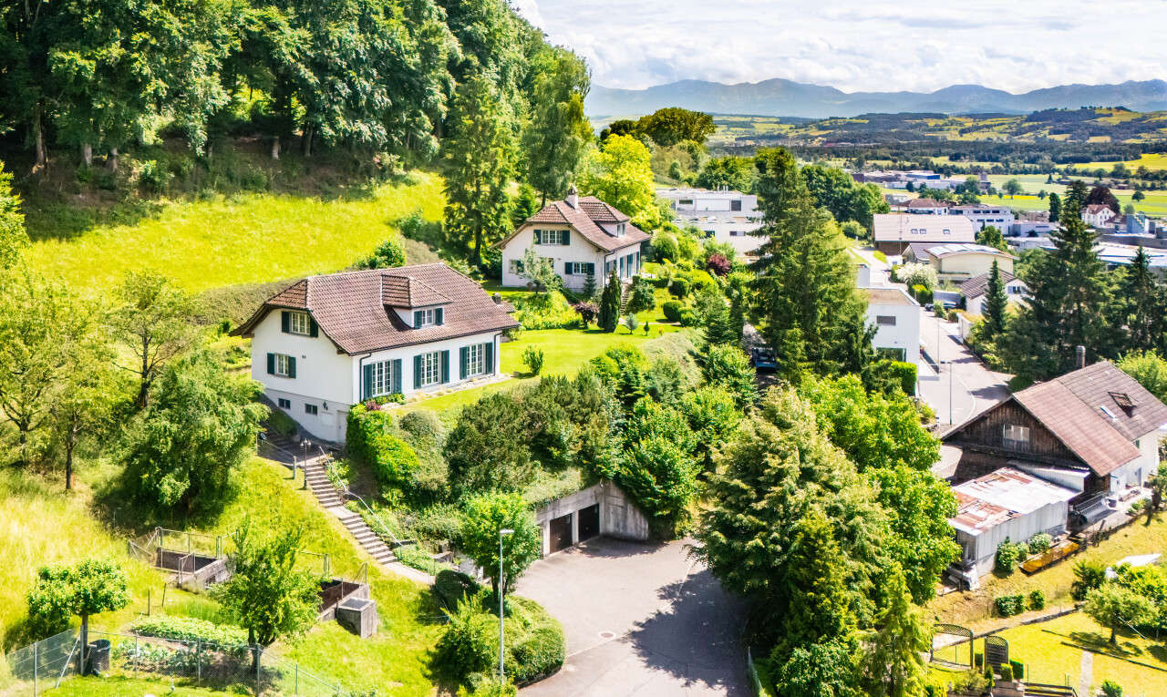 außenansicht mit mountain view, blick auf die berge, day time, und auffahrt