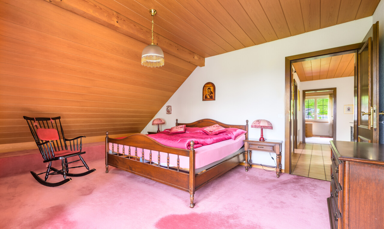 zimmer / schlafzimmer mit holzdecke, wood ceiling, teppich, carpet, und natürliches licht