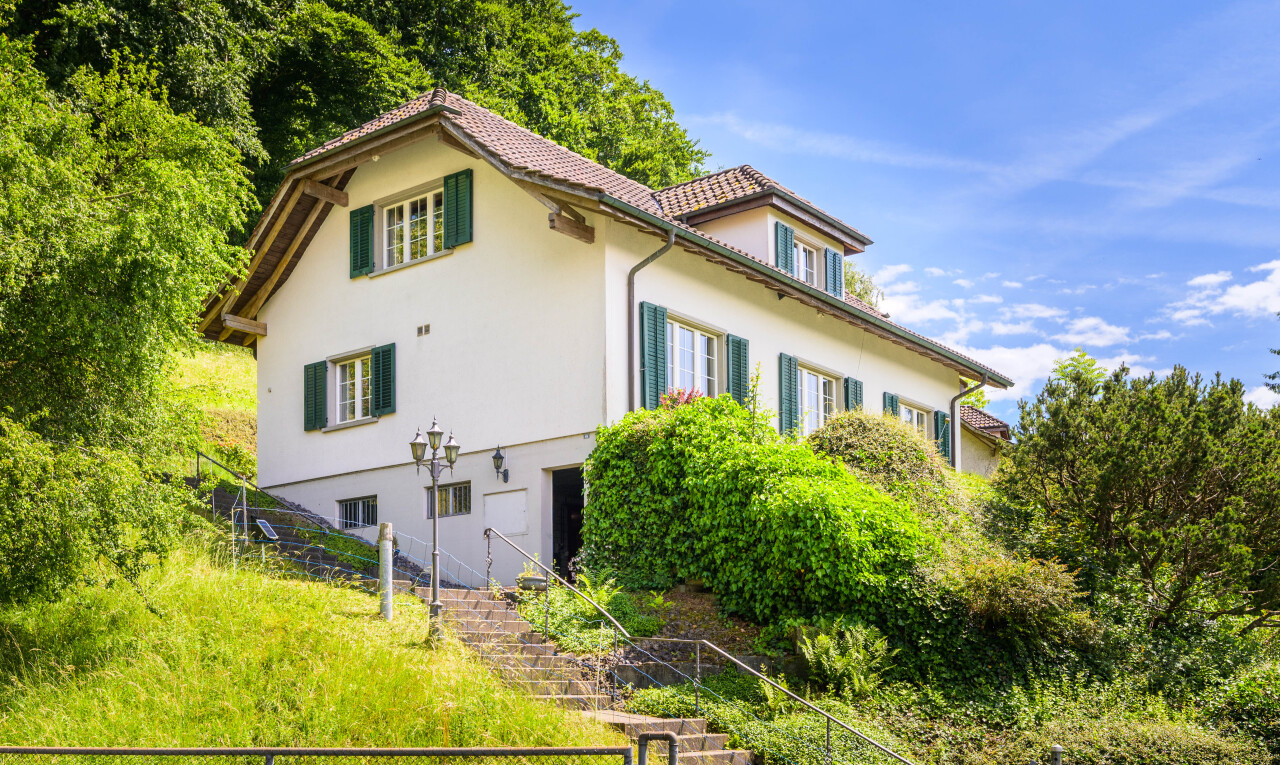 außenansicht mit stuckverkleidung, property visible, treppen, zaun, und day time