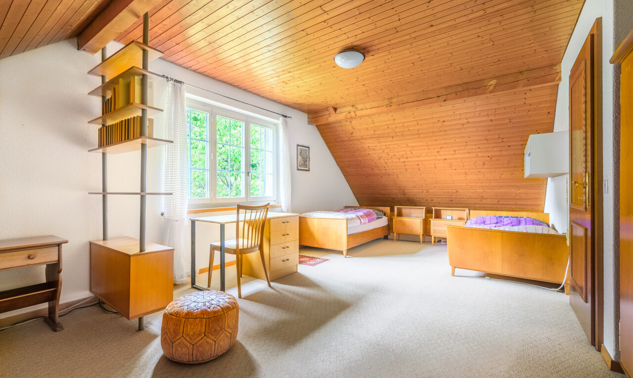 büro mit wood ceiling, holzdecke, vaulted ceiling, dachschräge, und natural light