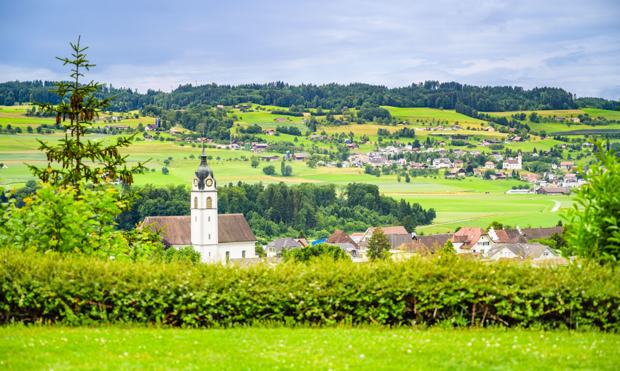 blick auf die berge mit day time, golfplatzblick, und golf course view