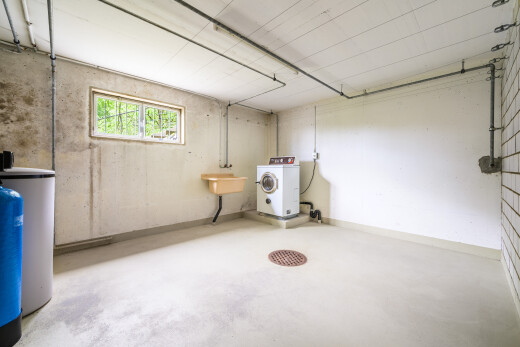 wäschekammer mit tumbler, natürliches licht, natural light, inside property, und concrete floor
