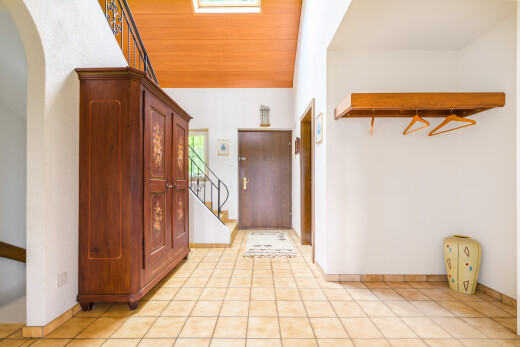 halle / korridor mit treppen, gewölbte gehwege, inside property, fliesenboden, und tile floor