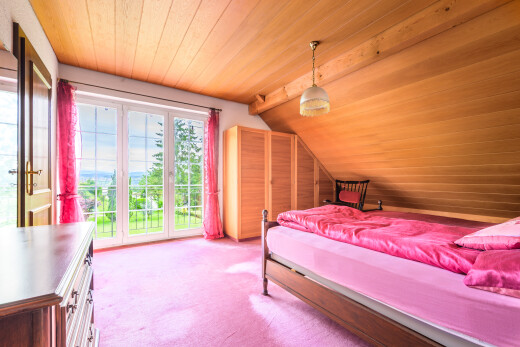 zimmer / schlafzimmer mit holzdecke, wood ceiling, natürliches licht, natural light, und dachschräge