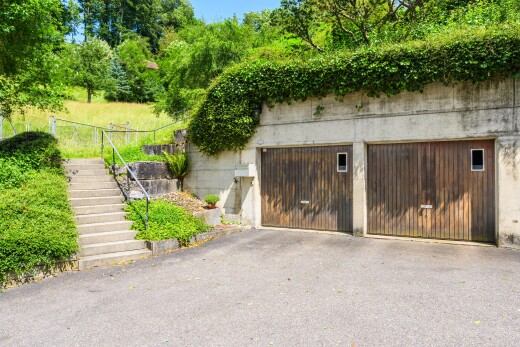 außenansicht mit treppen, garage, außenansicht, day time, und property visible