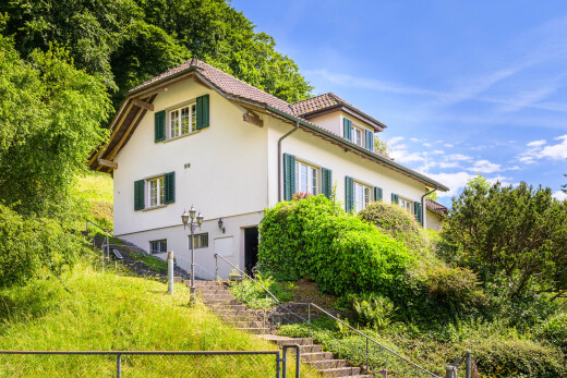 außenansicht mit stuckverkleidung, property visible, treppen, zaun, und day time