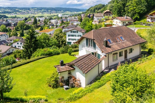 außenansicht mit ziegeldach, stuckverkleidung, property visible, day time, und wohngebietblick