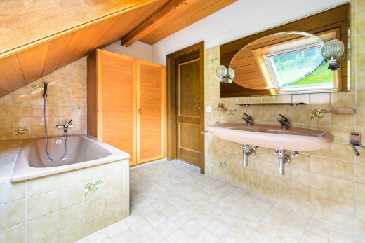 bad mit dachschräge, vaulted ceiling, bad, inside property, und tile tub