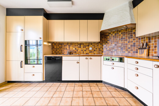 küche mit geschirrspülmaschine, ofen, dunstabzugshaube, herd, und inside property