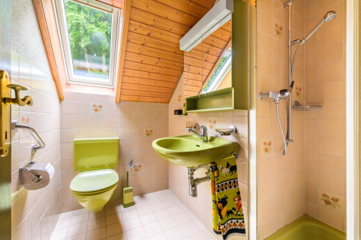 bad mit komplettes badezimmer, inside property, natural light, natürliches licht, und toilette
