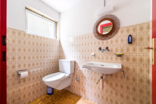 bad mit inside property, fliesenwand, tile wall, natürliches licht, und natural light