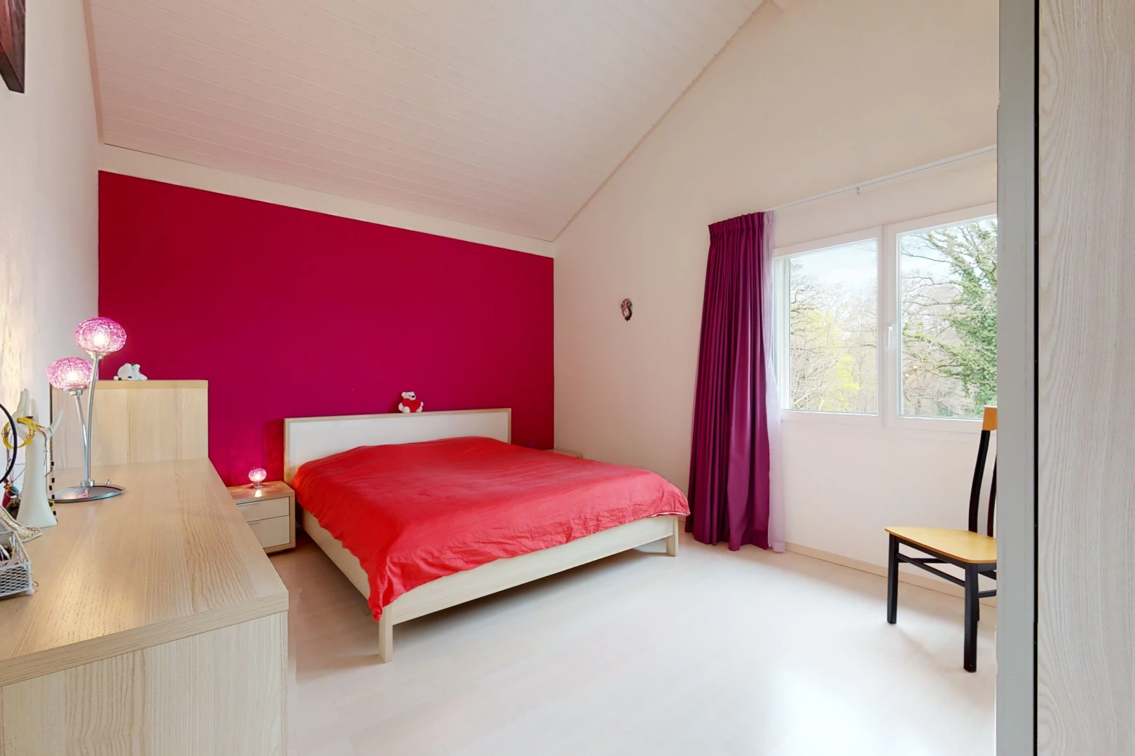 chambre à coucher avec lumière naturelle et plafond voûté