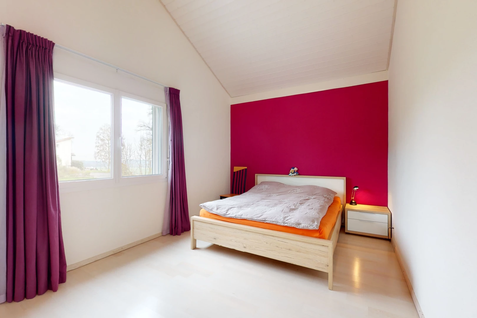 chambre à coucher avec lumière naturelle et plafond voûté
