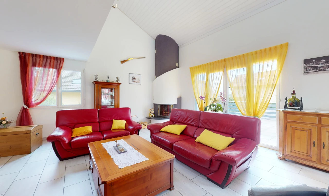 salon avec lumière naturelle et carrelage
