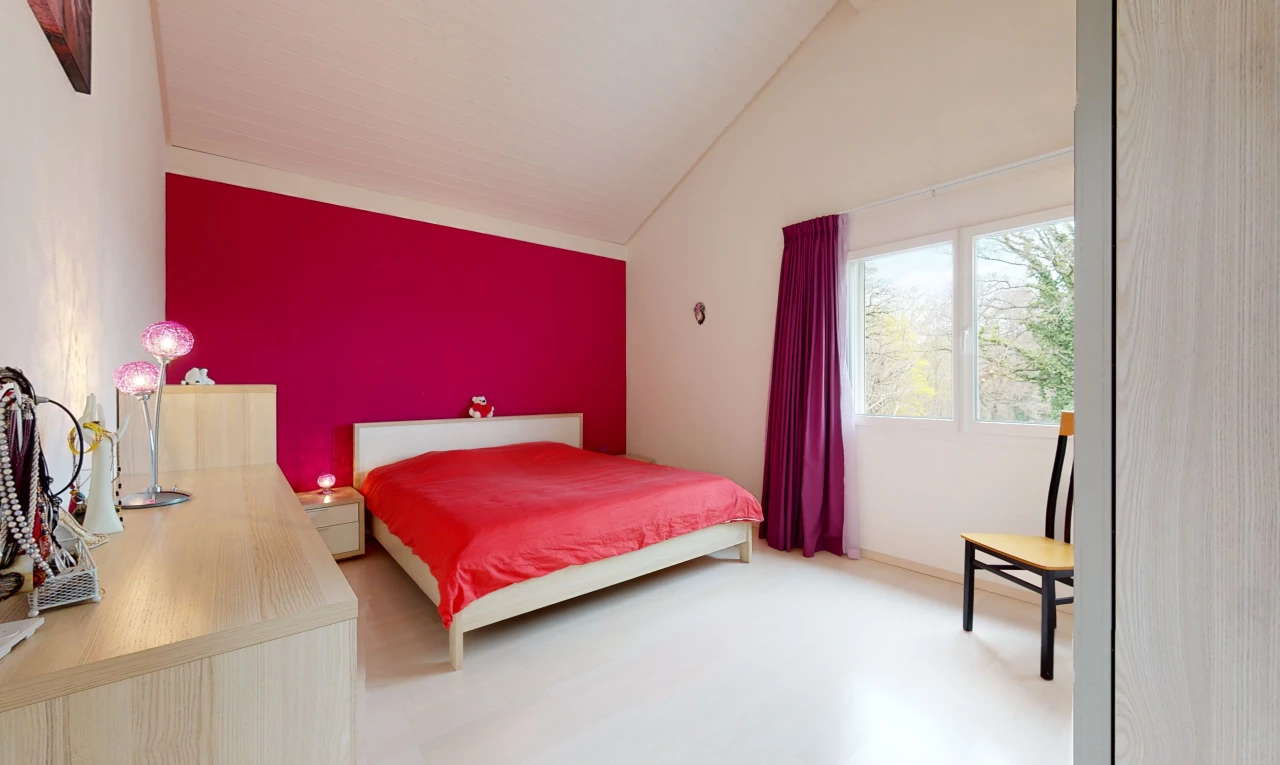 chambre à coucher avec lumière naturelle et plafond voûté