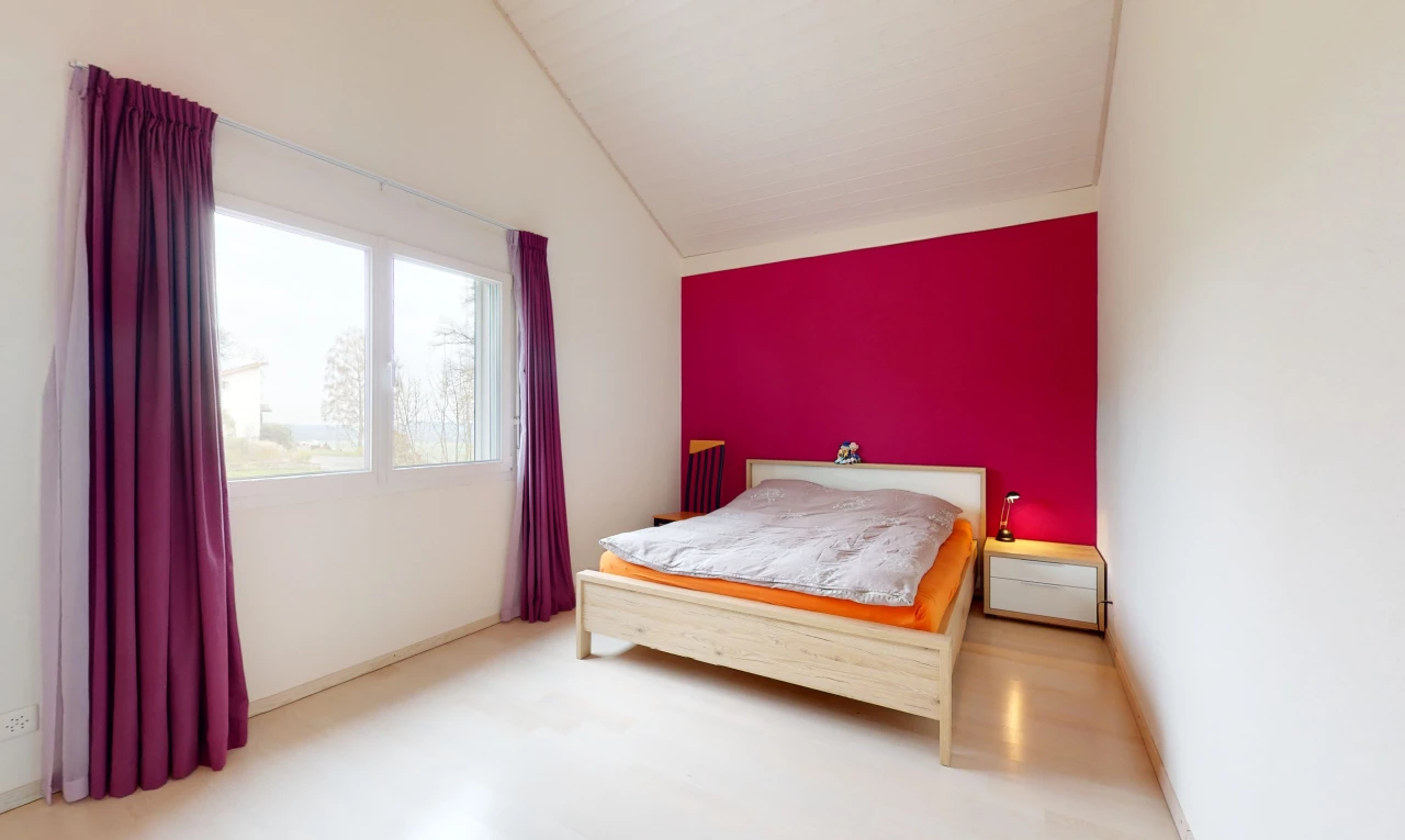 chambre à coucher avec lumière naturelle et plafond voûté